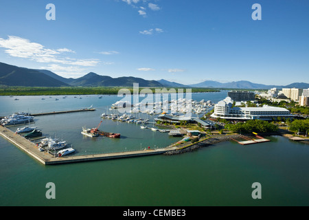 Vista aerea del Marlin Marina e Trinity Inlet. Cairns, Queensland, Australia Foto Stock