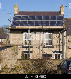 Pannelli solari installati sull'aspetto meridionale di una casa nello Yorkshire. Lavori effettuati nel febbraio 2012. Foto Stock