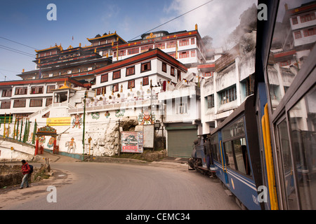 India Bengala Occidentale, Darjeeling Himalayan ferrovia di montagna treno a vapore passando Druk Sa Ngag Choeling monastero Foto Stock