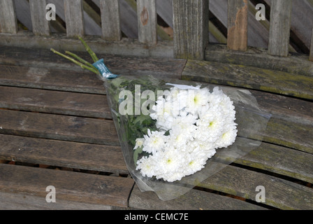 Panca con un bouquet di fiori presso l'Old English Garden A Battersea Park Foto Stock