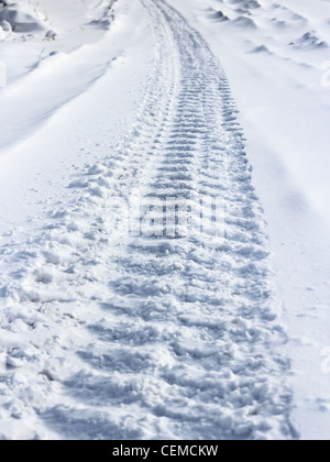 Tracce dalle ruote della vettura sulla neve Foto Stock