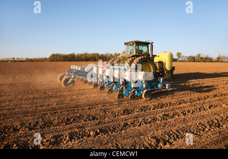 Agricoltura - UN trattore John Deere e Monosem 24 twin-la piantatrice a file di piante di mais granella in un coltivato convenzionalmente campo / Arkansas Foto Stock