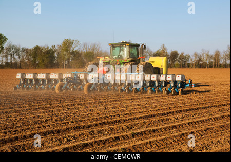 Agricoltura - UN trattore John Deere e Monosem 24 twin-la piantatrice a file di piante di mais granella in un coltivato convenzionalmente campo / Arkansas Foto Stock