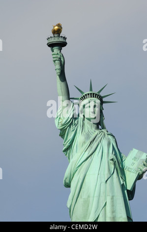 Colore grigio-blu cielo collezione autunno sun zoom immagine da Circle Line Cruise Ferry, verde derubato Statua della Libertà torcia tenuta compressa, New York Foto Stock