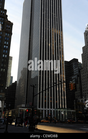 Autunno del sole mattutino ombra ritratto, verso GM Edificio, carrozze trainate da cavalli parcheggiato West 59th Street presso la Fifth Avenue, New York Foto Stock