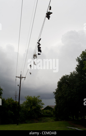 Scarpe appesi da linee di alimentazione aeree a Lafayette, Louisiana, Stati Uniti d'America Foto Stock