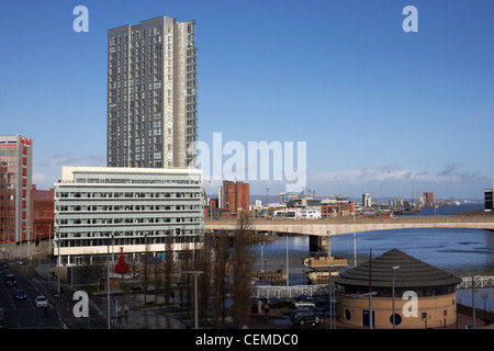 Vista sul fiume Lagan e torre obel belfast Irlanda del Nord Foto Stock