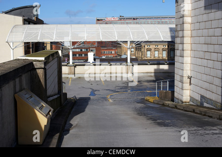 Rampa di discesa sul al di fuori del piano superiore, parcheggio auto multi livello nel Regno Unito Foto Stock