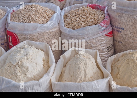 Aprire i sacchi di grani sono esposti per la vendita al pubblico nel mercato Pujili, Ecuador. Foto Stock