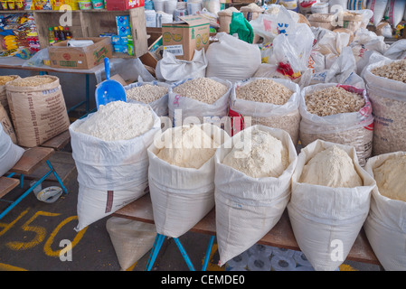 Aprire i sacchi di grani sono esposti per la vendita al pubblico nel mercato Pujili, Ecuador. Foto Stock