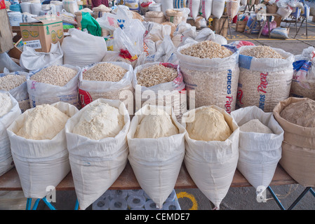 Aprire i sacchi di grani sono esposti per la vendita al pubblico nel mercato Pujili, Ecuador. Foto Stock