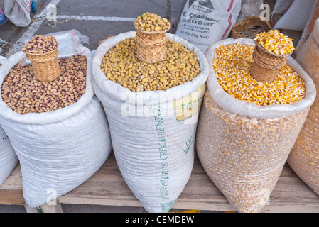 Aprire i sacchi di grani sono esposti per la vendita al pubblico nel mercato Pujili, Ecuador. Foto Stock