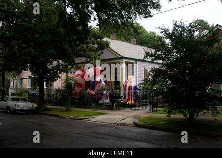 Casa a New Orleans con patriottici bunting / decorazioni Foto Stock