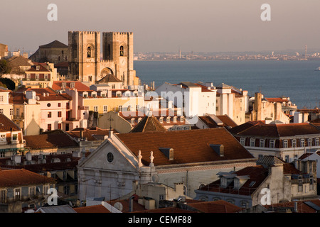 Vista sulla Cattedrale di Lisbona (Sé de Lisboa) da Elevador de Santa Justa. Lisbona, Portogallo. Foto Stock