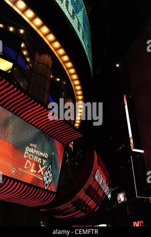 Notte ritratto al neon a piano terra facciata ricurva Reuters Building, Quiksilver schermi LED, West 42nd Street 7th Avenue, New York Foto Stock