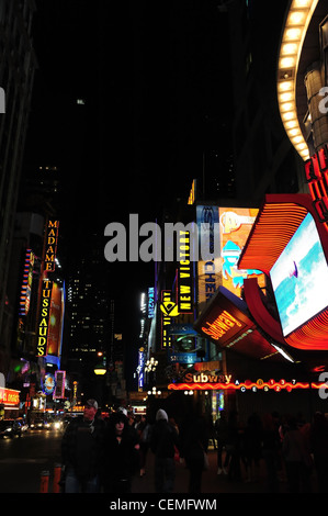 Notte ritratto al neon, al museo delle cere di Madame Tussauds & New Victory Theatre, marciapiede persone, automobili, West 42nd Street presso la settima Avenue, New York Foto Stock