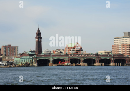 Blue sky sole autunnale vista da Circle Line Cruise, Erie-Lackawanna Hoboken Ferry Terminal, il fiume Hudson, New York Foto Stock