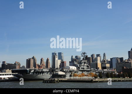 Cielo blu vista sullo skyline di Manhattan dal fiume Hudson, alberi d'autunno Pier 86 USS Intrepid Portaerei Museum di New York Foto Stock