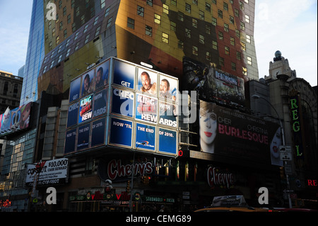 Blue sky pantina parasole angolo di strada vista marrone oro grattacielo sopra Chevy's Restaurant, Ottava Avenue West 42nd Street, New York Foto Stock