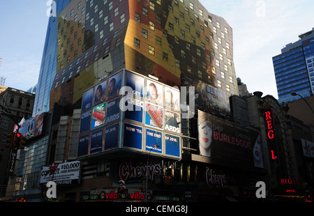 Blue sky pantina parasole visualizza multi-colore grattacielo ornati sopra Chevy's Restaurant, angolo Ottava Avenue West 42nd Street, New York Foto Stock