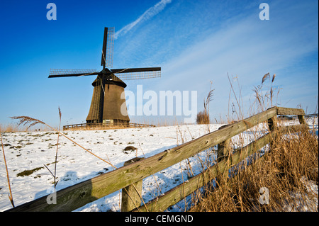 Olandese paesaggio invernale con il mulino a vento di Schermerhorn,, Paesi Bassi Foto Stock