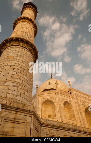 Basso angolo vista del Taj Mahal all'alba Foto Stock