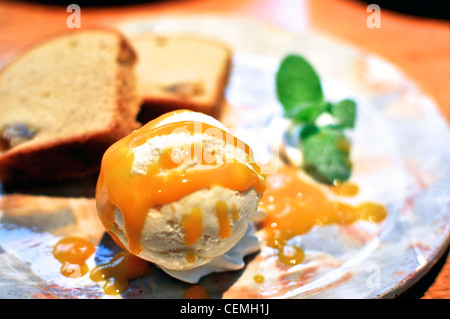 Gelato e torta, splendidamente disposti su una piastra Foto Stock