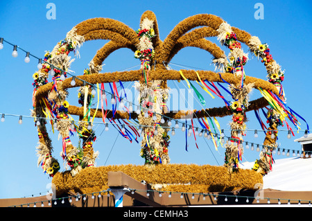 Grande, decorata corona di raccolto sul display a una fiera in Baviera, Germania. Harves corone sono elementi tipici per il tedesco di ringraziamento Foto Stock