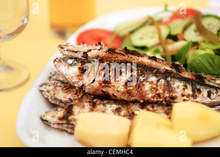 Sardine grigliate con patate e insalata mista Foto Stock