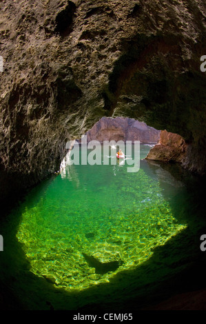 Fare kayak in Grotta dello Smeraldo, Colorado River Canyon Nero, Arizona Foto Stock