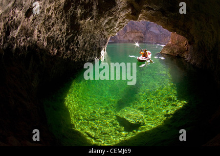 Fare kayak in Grotta dello Smeraldo, Colorado River Canyon Nero, Arizona Foto Stock