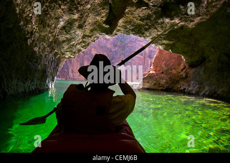 Fare kayak in Grotta dello Smeraldo, Colorado River Canyon Nero, Arizona Foto Stock