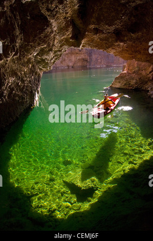 Fare kayak in Grotta dello Smeraldo, Colorado River Canyon Nero, Arizona Foto Stock