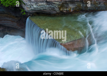 Pulire puro runoff glaciale in St. Mary's cade, il Glacier National Park Montana Foto Stock