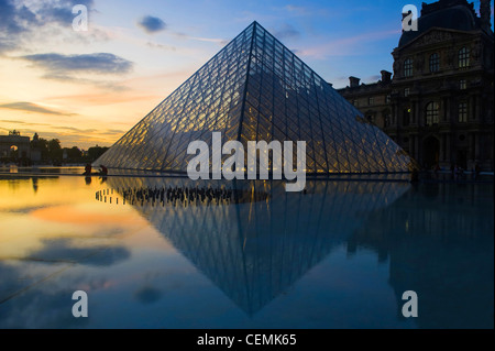 Piramide del Louvre / / Parigi Foto Stock