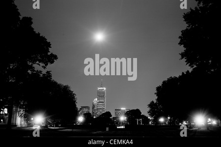 MIT's Killian corte e Boston's Back Bay con edificio prudenziali in una notte di luna in bianco e nero Foto Stock