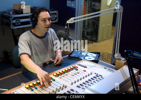 Mit campus est dormitorio casa manager joe graham si riempie per vinayak ranade come co-dj (con drew) dell'droppin' conoscenza radio show su del mit studente wmbr stazione radio. Foto Stock