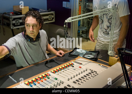 Mit campus est dormitorio casa manager joe graham si riempie per vinayak ranade come co-dj (con drew) dell'droppin' conoscenza radio show su del mit studente wmbr stazione radio. Foto Stock