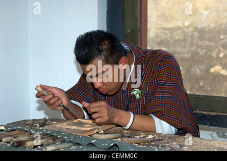 La formazione della gioventù locale in legno, Istituto Nazionale di arte e artigianato tradizionali Zorig Chusum, Thimphu Bhutan Foto Stock