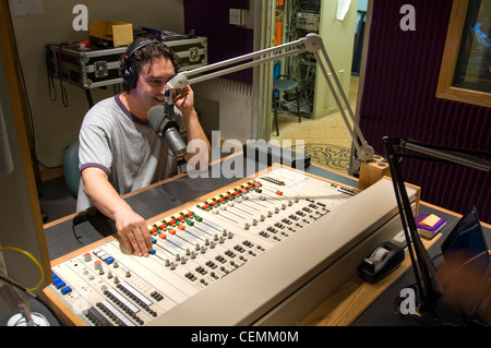 Mit campus est dormitorio casa manager joe graham si riempie per vinayak ranade come co-dj (con drew) dell'droppin' conoscenza radio show su del mit studente wmbr stazione radio. Foto Stock