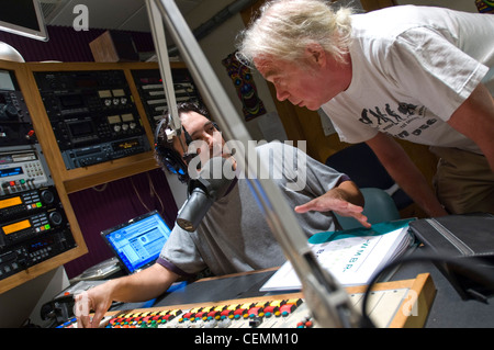 Mit campus est dormitorio casa manager joe graham si riempie per vinayak ranade come co-dj (con drew) dell'droppin' conoscenza radio show su del mit studente wmbr stazione radio. Foto Stock