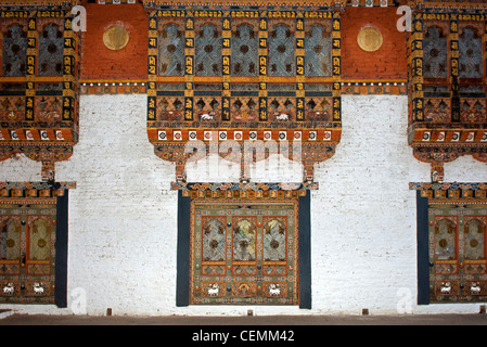 Finestra ornata in tipica architettura bhutanesi in fortezza Phunaka Dzong o Punthang Dechen Phodrang Dzong, Bhutan Foto Stock