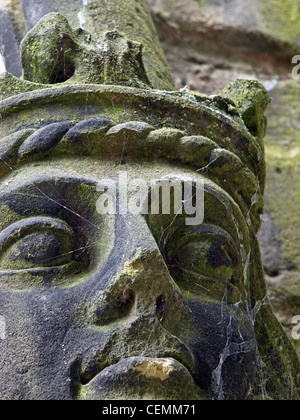 Logorato al di fuori del muro scultura in pietra di un santo nella Chiesa di Santa Maria Stafford ricoperta di ragnatele Foto Stock