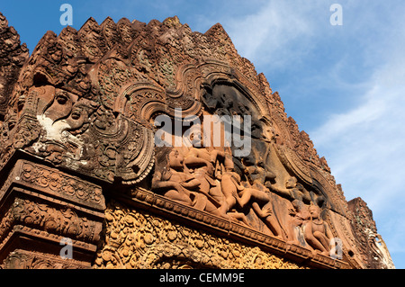 Battaglia tra le scimmie di Cali e Sugriva, Banteay Srei, tempio di Angkor, Cambogia Foto Stock