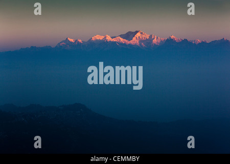 India Bengala Occidentale, cime innevate del Kangchenjunga, al di là di Darjeeling all'alba, vista panoramica dalla collina della tigre Foto Stock