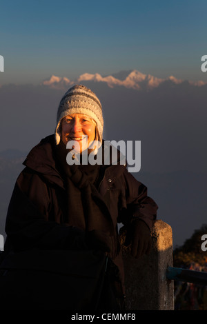 India Bengala Occidentale, Darjeeling, la Collina della Tigre, western turista in posa davanti Kangchenjunga all'alba Foto Stock