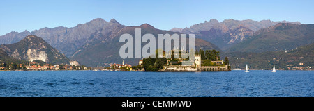 Vista panoramica su Isola Bella e la casa dei Borromeo sul Lago Maggiore nel nord Italia. Foto Stock