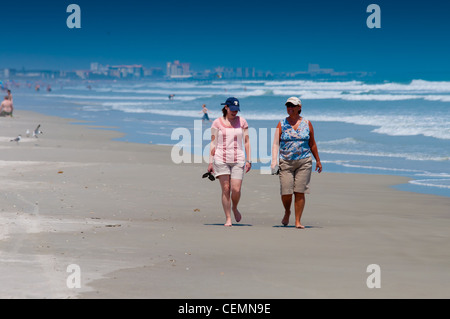 Due signore camminando lungo la spiaggia di cacao in Florida Foto Stock