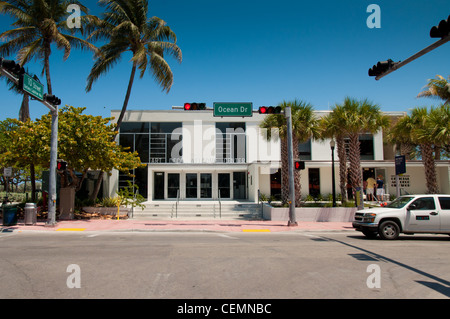 Ocean Drive intersezione con Art Deco Welcome Center in Miami Beach, Florida Foto Stock