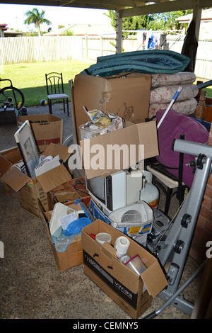 Pila di spazzatura nel cortile scatole hoarder roba random Foto Stock